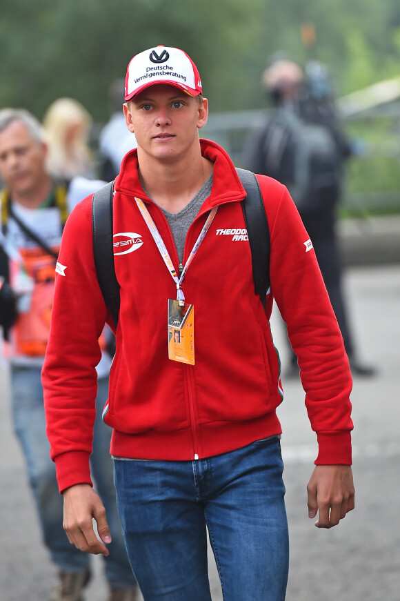 Mick Schumacher dans le paddock du Circuit de Spa-Francorchamps en Belgique le 27 août 2017.