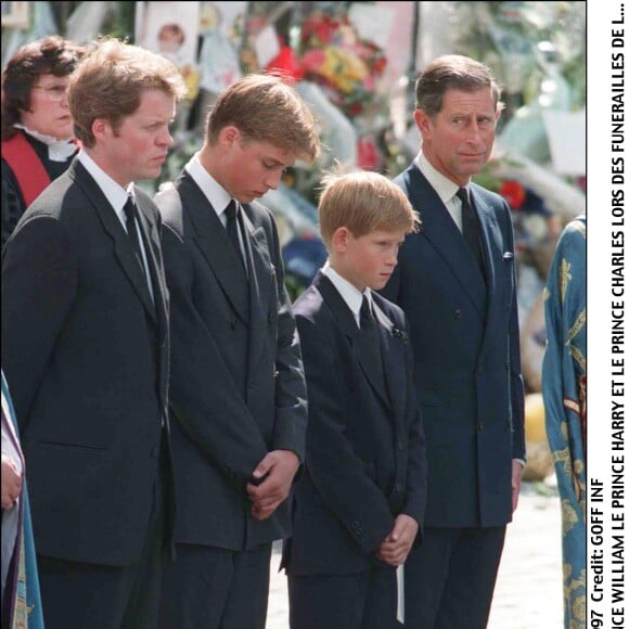 Charles Spencer, le prince William, le prince Harry et le prince Charles durant les obsèques de Lady Diana en 1997.