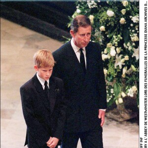 Le prince Harry et le prince Charles durant les obsèques de Lady Diana en 1997.