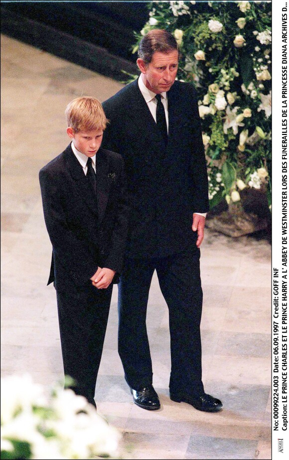 Le prince Harry et le prince Charles durant les obsèques de Lady Diana en 1997.