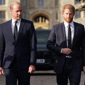 L'oncle du prince Harry et du prince William ne peut s'empêcher de défrayer la chronique. 
Le prince de Galles William et le prince Harry, duc de Sussex à la rencontre de la foule devant le château de Windsor, suite au décès de la reine Elisabeth II d'Angleterre.