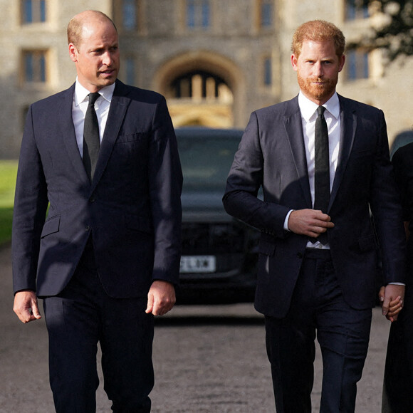 L'oncle du prince Harry et du prince William ne peut s'empêcher de défrayer la chronique. 
Le prince de Galles William et le prince Harry, duc de Sussex à la rencontre de la foule devant le château de Windsor, suite au décès de la reine Elisabeth II d'Angleterre.