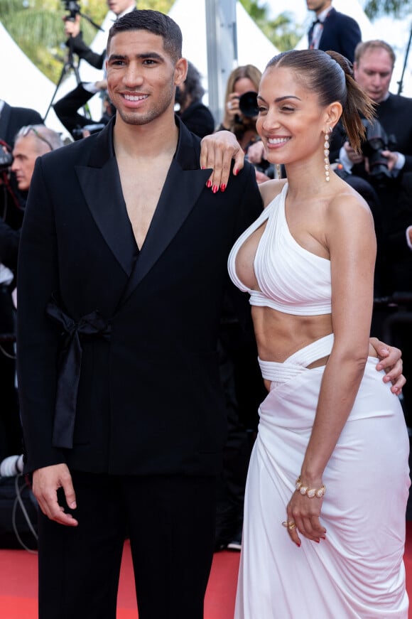 On peut voir qu'elle a su garder un corps parfait malgré les épreuves qu'elle traverse dernièrement 
 
Achraf Hakimi et Hiba Abouk - Montée des marches du film " L'Innocent " lors du 75ème Festival International du Film de Cannes. Le 24 mai 2022 © Olivier Borde / Bestimage