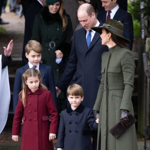 Le prince William, prince de Galles, Catherine (Kate) Middleton, princesse de Galles, le prince George de Galles, la princesse Charlotte de Galles, et le prince Louis de Galles - La famille royale d'Angleterre assiste au service religieux de Noël à l'église St Mary Magdalene à Sandringham, Norfolk, Royaume Uni, le 25 décembre 2022. 