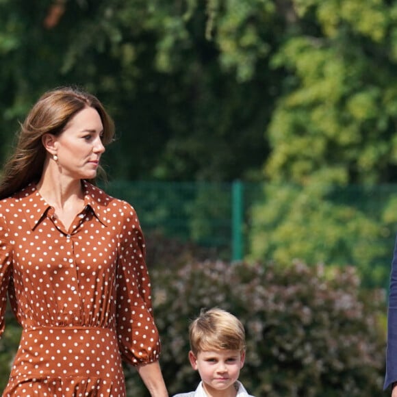 Désormais scolarisés à la Lambrook School, plus proche de leur nouvelle demeure de l'Adelaïde Cottage dans le Berkshire,
Le prince William, duc de Cambridge et Catherine Kate Middleton, duchesse de Cambridge accompagnent leurs enfants George, Charlotte et Louis à l'école Lambrook le 7 septembre 2022. 