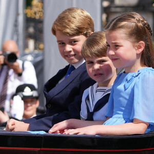 Le prince George de Cambridge, le prince Louis et la princesse Charlotte - Les membres de la famille royale regardent le défilé Trooping the Colour depuis un balcon du palais de Buckingham à Londres lors des célébrations du jubilé de platine de la reine le 2 juin 2022. 
