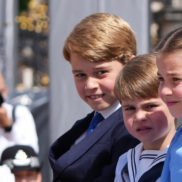 Le prince George de Cambridge, le prince Louis et la princesse Charlotte - Les membres de la famille royale regardent le défilé Trooping the Colour depuis un balcon du palais de Buckingham à Londres lors des célébrations du jubilé de platine de la reine le 2 juin 2022. 