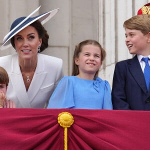 Catherine Kate Middleton, duchesse de Cambridge et ses enfants le prince Louis, la princesse Charlotte et le prince George - Les membres de la famille royale regardent le défilé Trooping the Colour depuis un balcon du palais de Buckingham à Londres lors des célébrations du jubilé de platine de la reine le 2 juin 2022. 