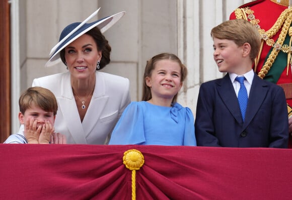 Catherine Kate Middleton, duchesse de Cambridge et ses enfants le prince Louis, la princesse Charlotte et le prince George - Les membres de la famille royale regardent le défilé Trooping the Colour depuis un balcon du palais de Buckingham à Londres lors des célébrations du jubilé de platine de la reine le 2 juin 2022. 