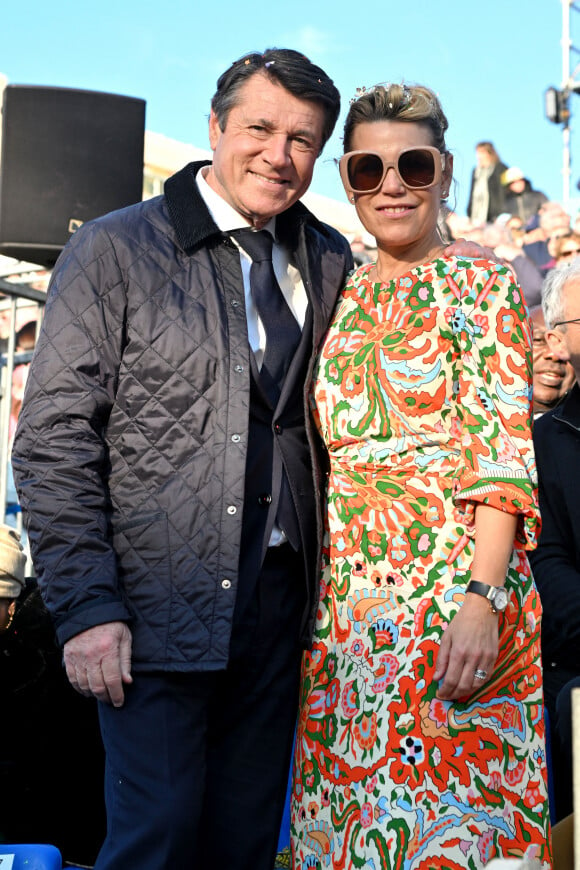 Deux tourtereaux assortis, à l'image de leurs tenues blanches ainsi que de leurs lunettes de soleil.
Christian Etrosi, le maire de Nice, sa femme Laura Tenoudji, Bianca, leur fille, accompagnés des petits enfants du maire, de l'artiste sculpteur Richard Orlinski, sa compagne, Elisa Bachir Bey et la chanteuse Carla Lazzari ont assisté à l'ouverture du 150eme Carnaval de Nice "Roi des Trésors du Monde". © Bruno Bebert/Bestimage 