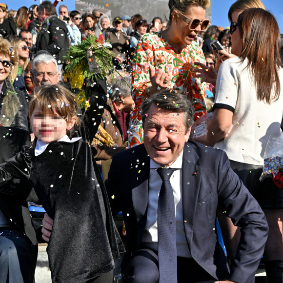 Elle semble être en train de profiter des magnifiques rayons de soleil qui surplombent la côte d'Azur, là où la famille est installée. 
Christian Etrosi, le maire de Nice, sa femme Laura Tenoudji, Bianca, leur fille, accompagnés des petits enfants du maire, de l'artiste sculpteur Richard Orlinski, sa compagne, Elisa Bachir Bey et la chanteuse Carla Lazzari ont assisté à l'ouverture du 150eme Carnaval de Nice "Roi des Trésors du Monde" à Nice, France, le 11 février 2023. © Bruno Bebert/Bestimage 