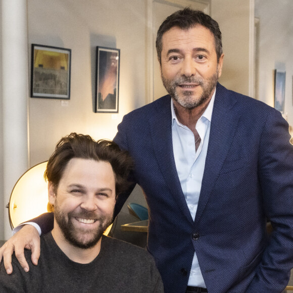 Exclusif - Arthur Jugnot, Bernard Montiel lors de l'enregistrement de l'émission "Olympiascope" à Paris, diffusée le 5 mai sur Olympia TV, une chaîne du groupe Canal+ et en replay sur myCANAL, rediffusée le 3 juin. Le 6 avril 2022 © Jack Tribeca / Bestimage