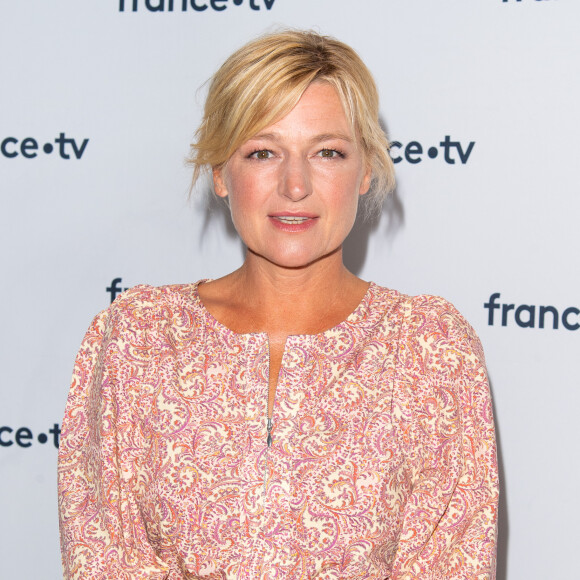 Anne-Elisabeth Lemoine lors du photocall dans le cadre de la conférence de presse de France Télévisions au Pavillon Gabriel à Paris, France, le 24 août 2021. © Pierre Perusseau/Bestimage