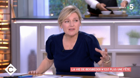 Anne-Elisabeth Lemoine recevait l'écrivain controversé Frédéric Beigbeder dans son émission "C à vous" sur France 5