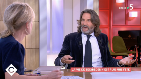 Anne-Elisabeth Lemoine recevait l'écrivain controversé Frédéric Beigbeder dans son émission "C à vous" sur France 5