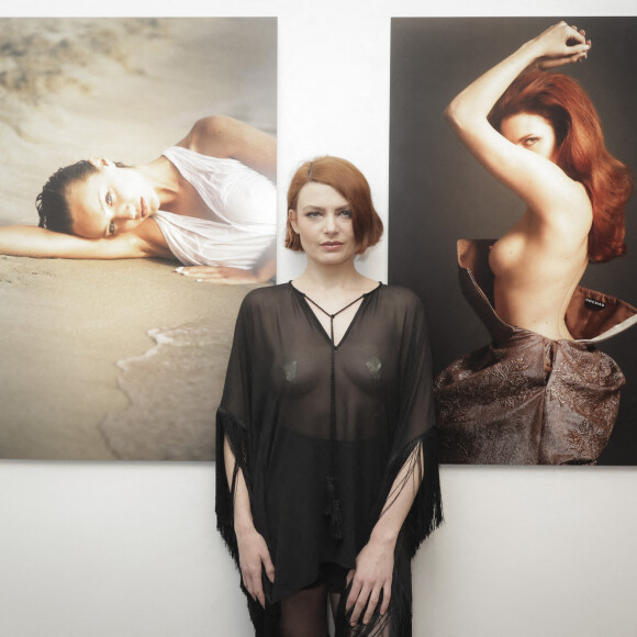 Selon les informations révélées par Public, elle recevrait un salaire mirobolant pour sa participation.
Exclusif - Elodie Frégé - Vernissage de l'exposition "Amazones" de la photographe Sylvie Castioni à la galerie Duret à Paris. Le 2 mars 2023 © Jack Tribeca / Bestimage
