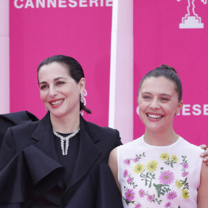 Amira Casar et Bel Powley - Soirée d'ouverture de CanneSeries Saison 6 au Palais des Festivals de Cannes le 14 Avril 2023. © Denis Guignebourg/Bestimage