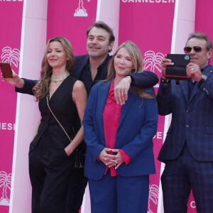 Laure Guibert, Patrick Puydebat, Hélène Rollès et Tom Schacht (Les mystères de L'amour) - Soirée d'ouverture de CanneSeries Saison 6 au Palais des Festivals de Cannes le 14 Avril 2023. © Denis Guignebourg/Bestimage