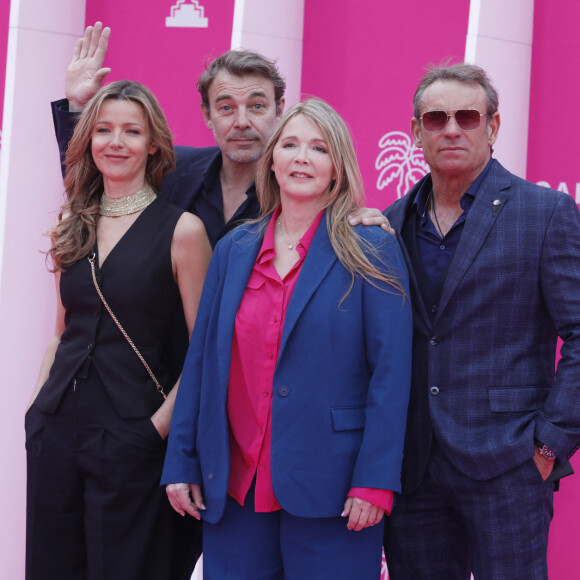 Laure Guibert, Patrick Puydebat, Hélène Rollès et Tom Schacht (Les mystères de L'amour) - Soirée d'ouverture de CanneSeries Saison 6 au Palais des Festivals de Cannes le 14 Avril 2023. © Denis Guignebourg/Bestimage