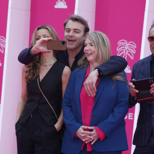 Le Palais des Festivals a donc retrouvé ses fameux tapis roses.
Laure Guibert, Patrick Puydebat, Hélène Rollès et Tom Schacht ( Les mystères de L'amour) - Soirée d'ouverture de CanneSeries Saison 6 au Palais des Festivals de Cannes le 14 Avril 2023. © Denis Guignebourg/Bestimage