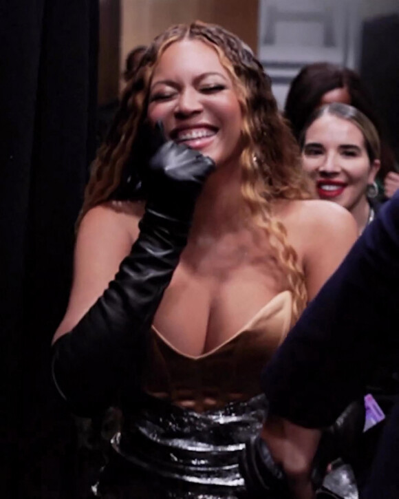Pour l'occasion, sa femme, Beyoncé a fait le voyage.
Beyonce fête ses Grammys avec son mari Jay Z. 