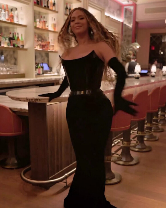 Beyonce fête ses Grammys avec son mari Jay Z. 