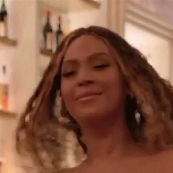Beyonce fête ses Grammys avec son mari Jay Z. 