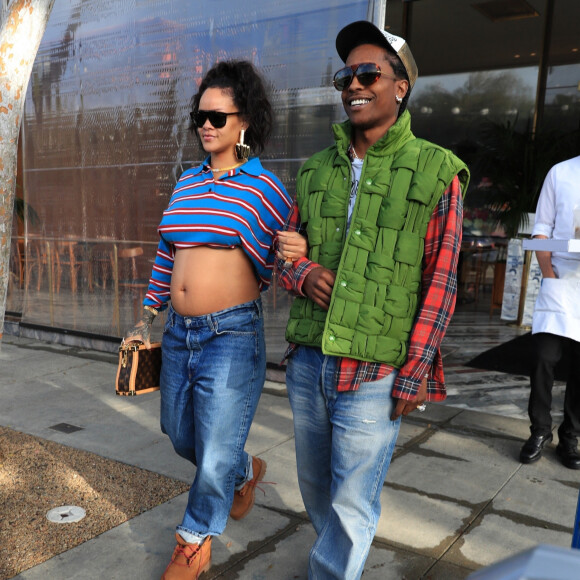 À ses côtés, Rihanna, enceinte et son compagne Asap Rocky.
Rihanna, enceinte de son deuxième enfant et son compagnon ASAP Rocky font du shopping à Los Angeles le 15 mars 2023. 