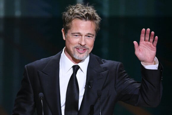 Brad Pitt remet un César d'honneur lors de la 48ème cérémonie des César à l'Olympia à Paris le 24 février 2023. © JB Autissier / Panoramic / Bestimage 