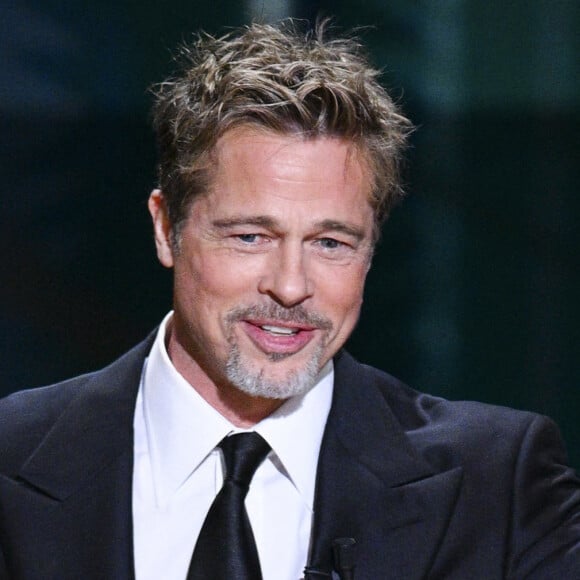 Brad Pitt remet un César d'honneur lors de la 48ème cérémonie des César à l'Olympia à Paris le 24 février 2023. © JB Autissier / Panoramic / Bestimage 