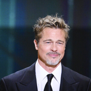 "Je me souviens qu'il y avait Brad Pitt. Sa femme Angelina Jolie et je n'ai pas ouvert la bouche de la soirée".
Brad Pitt remet un César d'honneur lors de la 48ème cérémonie des César à l'Olympia à Paris le 24 février 2023. © JB Autissier / Panoramic / Bestimage 