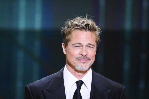 "Je me souviens qu'il y avait Brad Pitt. Sa femme Angelina Jolie et je n'ai pas ouvert la bouche de la soirée".
Brad Pitt remet un César d'honneur lors de la 48ème cérémonie des César à l'Olympia à Paris le 24 février 2023. © JB Autissier / Panoramic / Bestimage 