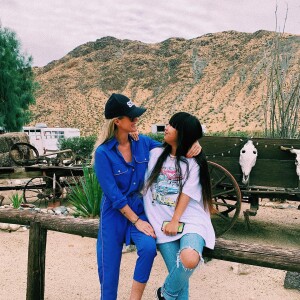 Une jolie manière d'accompagner progressivement sa fille dans sa vie d'adulte
Jade et sa maman Laeticia Hallyday