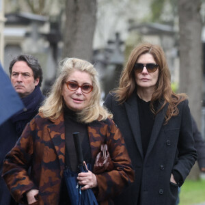 Il faut dire que l'actrice a eu une vie amoureuse bien remplie ! 
Catherine Deneuve et sa fille Chiara Mastroianni - Sorties des obsèques de l'avocat Hervé Temime au cimetière du Montparnasse à Paris, France, le 14 avril 2023. © Clovis-Jacovides/Bestimage 