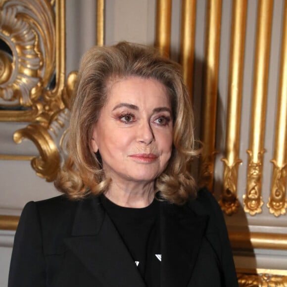 Mais elle n'a jamais été plus loin que le strict professionnel. 
Catherine Deneuve - Front Row du défilé Louis Vuitton prêt-à-porter automne-hiver 2023/2024 lors de la Fashion Week de Paris (PFW), à Paris, France, le 6 mars 2023. © Bertrand Rindoff/Bestimage