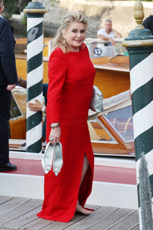 A l'époque, Catherine Deneuve est l'une des actrices les plus sexy de France, notamment avec Belle de Jour. 
Catherine Deneuve, Lion d'Or d'Honneur, arrive au Lido et enlève ses chaussures lors de la 79ème édition du festival international du film de Venise, la Mostra le 31 août 2022. 