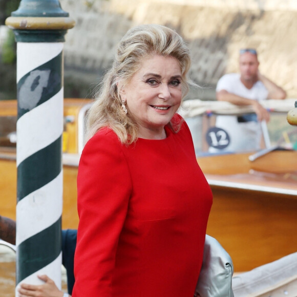 A l'époque, Catherine Deneuve est l'une des actrices les plus sexy de France, notamment avec Belle de Jour. 
Catherine Deneuve, Lion d'Or d'Honneur, arrive au Lido et enlève ses chaussures lors de la 79ème édition du festival international du film de Venise, la Mostra le 31 août 2022. 