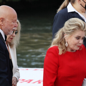 Catherine Deneuve, Lion d'Or d'Honneur, arrive au Lido et enlève ses chaussures lors de la 79ème édition du festival international du film de Venise, la Mostra le 31 août 2022. 