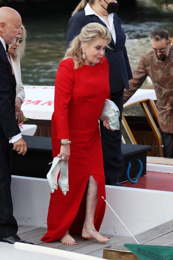Catherine Deneuve, Lion d'Or d'Honneur, arrive au Lido et enlève ses chaussures lors de la 79ème édition du festival international du film de Venise, la Mostra le 31 août 2022. 