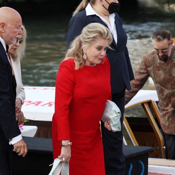 Catherine Deneuve, Lion d'Or d'Honneur, arrive au Lido et enlève ses chaussures lors de la 79ème édition du festival international du film de Venise, la Mostra le 31 août 2022. 