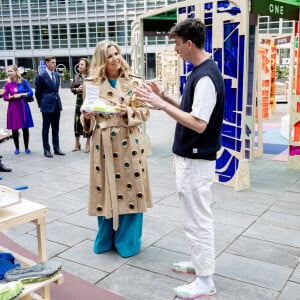 ... notamment composé d'un trench à oeillets imaginé par le célèbre couturier néerlandais Claes Iversen.
La reine Maxima des Pays-Bas rend visite aux designers néerlandais à la Milan Design Week. Le 18 avril 2023.