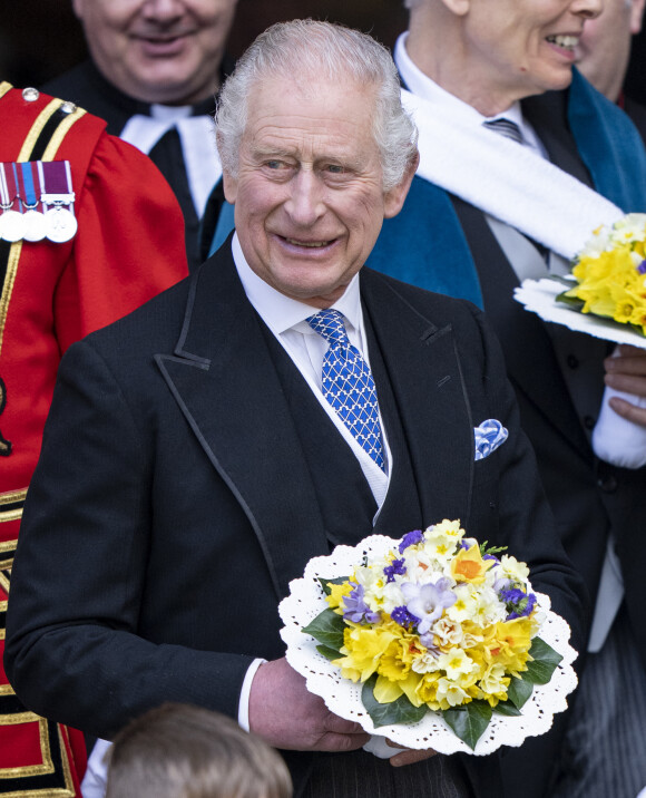 Une information confirmée par le journaliste Bertrand Meyer-Stabley dans son livre "Charles III", le mal-aimé qui paraîtra ce jeudi chez "City Éditions". 
Le roi Charles III d'Angleterre et Camilla Parker Bowles, reine consort d'Angleterre, participent au Royal Maundy Service à York, où le roi distribuera cérémonieusement de petites pièces d'argent appelées "Maundy money", comme aumône symbolique aux personnes âgées. Le 6 avril 2023. 