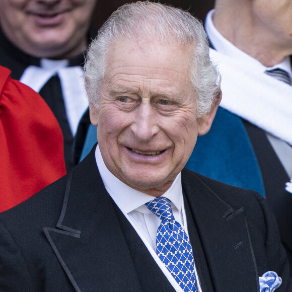 Une information confirmée par le journaliste Bertrand Meyer-Stabley dans son livre "Charles III", le mal-aimé qui paraîtra ce jeudi chez "City Éditions". 
Le roi Charles III d'Angleterre et Camilla Parker Bowles, reine consort d'Angleterre, participent au Royal Maundy Service à York, où le roi distribuera cérémonieusement de petites pièces d'argent appelées "Maundy money", comme aumône symbolique aux personnes âgées. Le 6 avril 2023. 