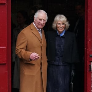 Il sera accompagné de la reine consort Camilla Parker Bowles. 
Le roi Charles III d'Angleterre et Camilla Parker Bowles, reine consort d'Angleterre, arrivent pour une visite à Talbot Yard Food Court à Malton, le 5 avril 2023. Cette visite a pour but de rencontrer des producteurs d'aliments et de boissons afin d'en savoir plus sur leurs produits locaux.