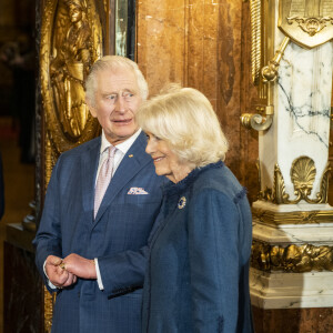 Le roi Charles III d'Angleterre et Camilla Parker Bowles, reine consort d'Angleterre, signent le livre d'or à la mairie de Hambourg, au dernier jour de leur visite officielle en Allemagne, le 31 mars 2023.