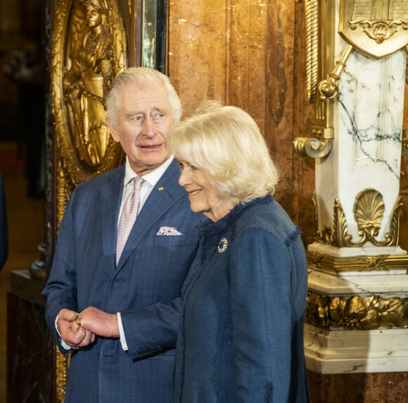 Le roi Charles III d'Angleterre et Camilla Parker Bowles, reine consort d'Angleterre, signent le livre d'or à la mairie de Hambourg, au dernier jour de leur visite officielle en Allemagne, le 31 mars 2023.