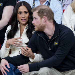 Le prince Harry et Meghan Markle assistent à la finale d'athlétisme, au deuxième jour des Invictus Games 2020 à La Haye, le 17 avril 2022.