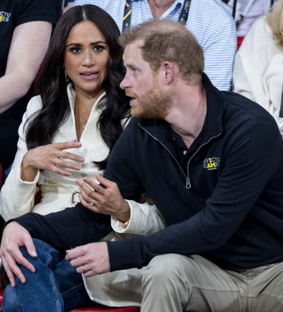 Le prince Harry et Meghan Markle assistent à la finale d'athlétisme, au deuxième jour des Invictus Games 2020 à La Haye, le 17 avril 2022.