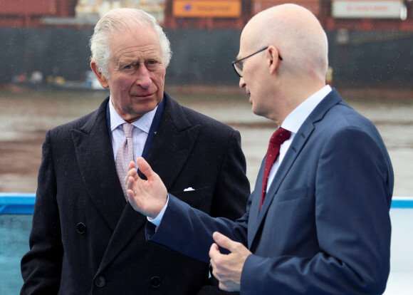 Le roi Charles III d'Angleterre et le président allemand Frank-Walter Steinmeier, accompagnés du maire de la ville Peter Tschentscher, lors d'une visite au port de Hambourg, Allemagne. 