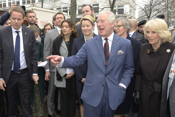 Le roi Charles III d'Angleterre et Camilla Parker Bowles, reine consort d'Angleterre, à la rencontre du public au marché Wittenbergplatz à Berlin. 